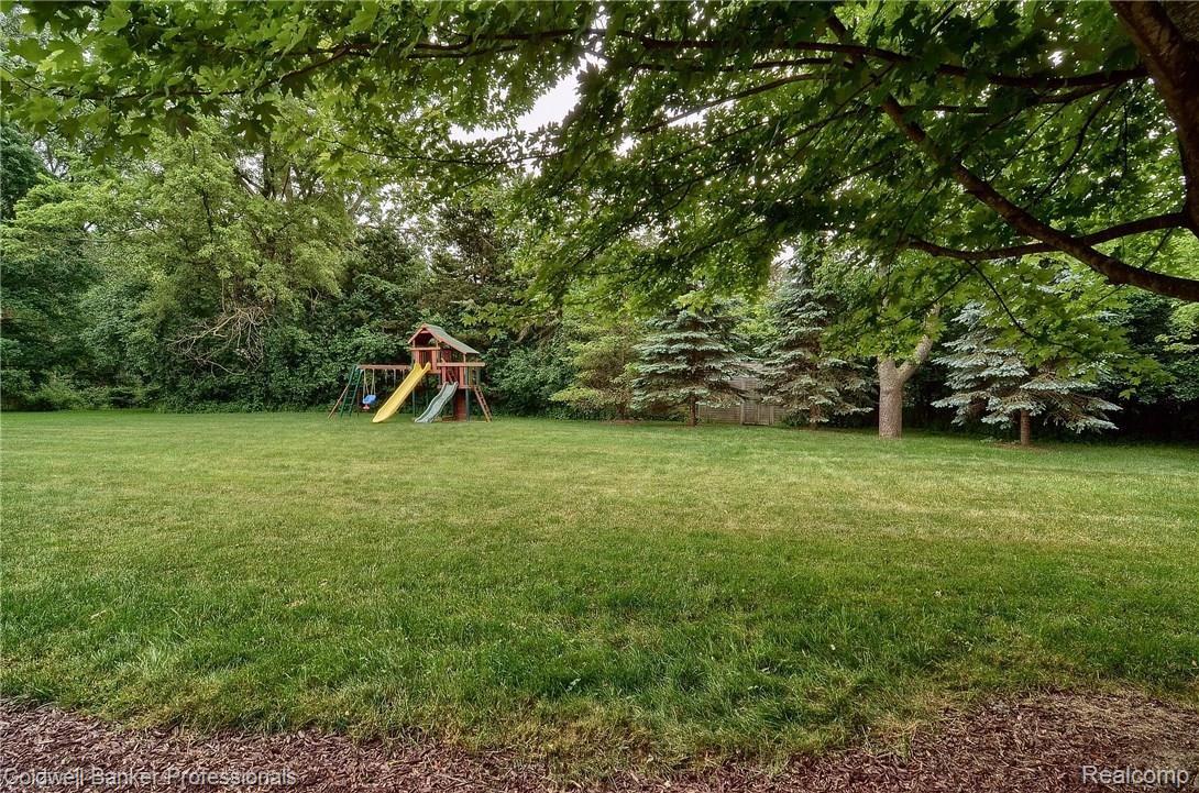 836 Foxhall Road Bloomfield Hills, MI 48304 - Photo 31 of 31 Backyard.jpg