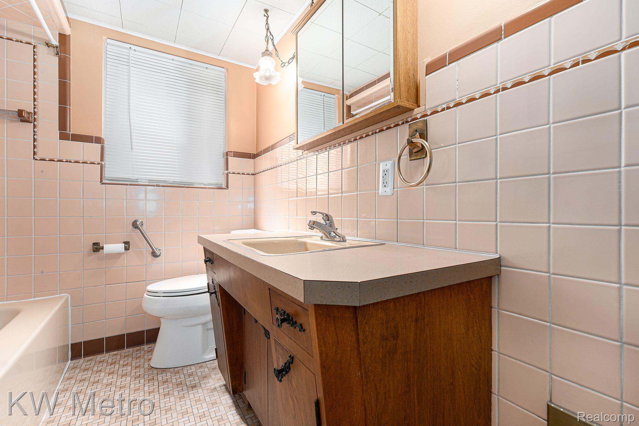 15570 Charles R Avenue Eastpointe, MI 48021 - Photo 19 of 32 Gallery Image 19