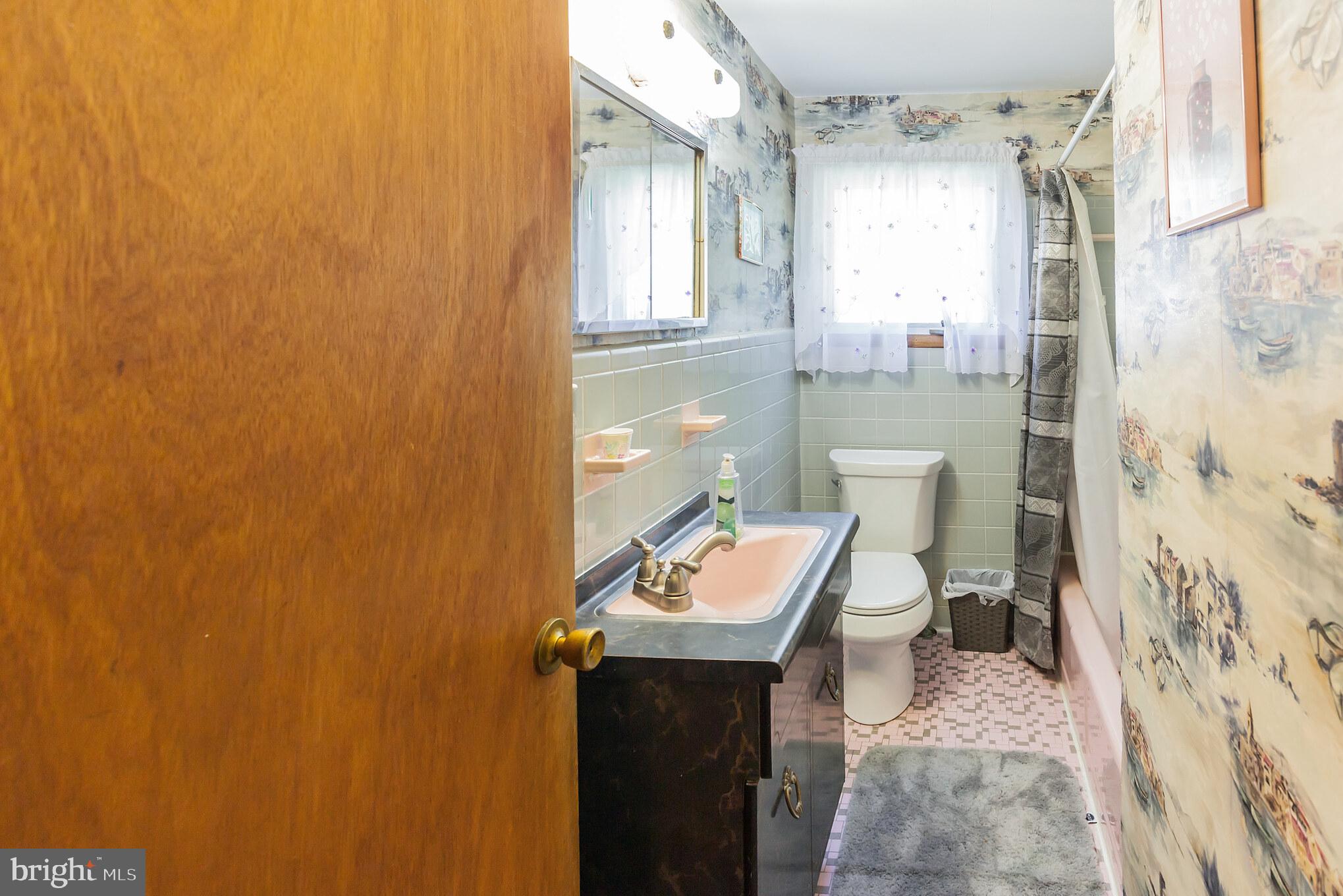380 Springhouse Road King of Prussia, PA 19406 - Photo 15 of 23 Upper level hall bath