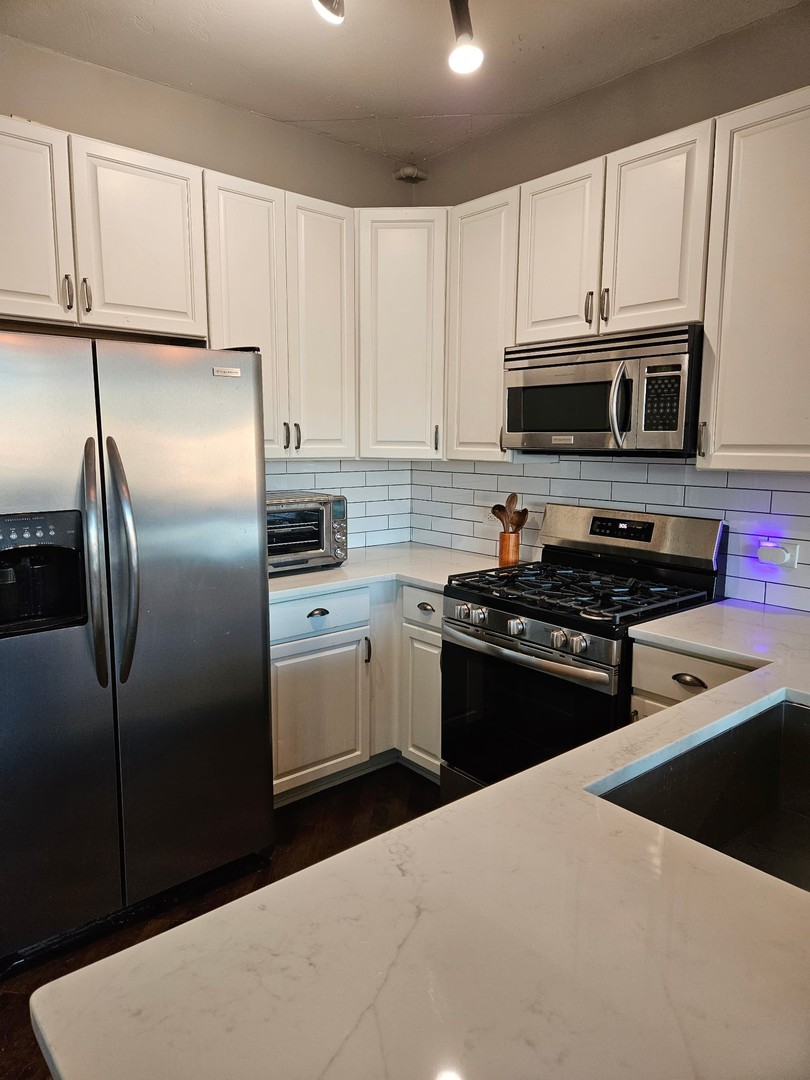 909 West Washington Boulevard, Unit 708 Chicago, IL 60607 - Photo 5 of 15 a kitchen with a refrigerator stove and microwave
