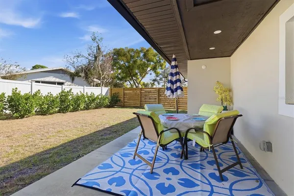 a view of a house with backyard and garden
