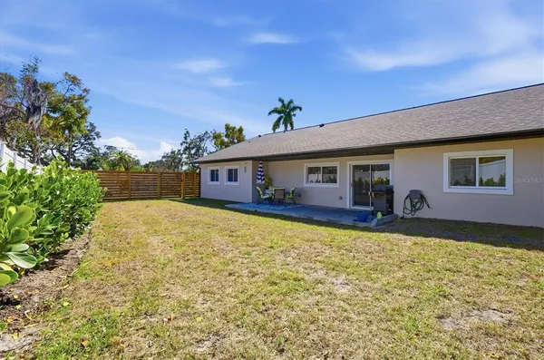 a sign that is on the wall of the building