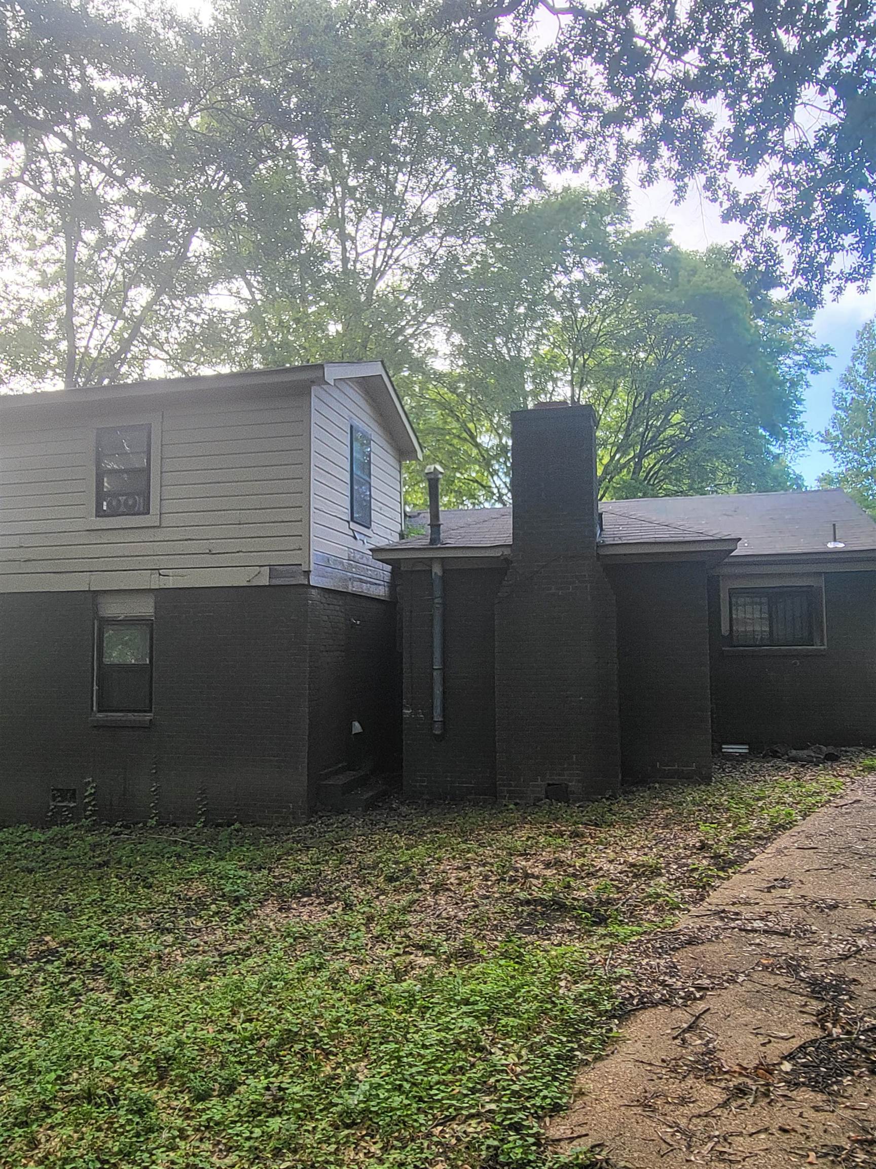 655 Granada Road Memphis, TN 38109 - Photo 2 of 5 a house view with a backyard space