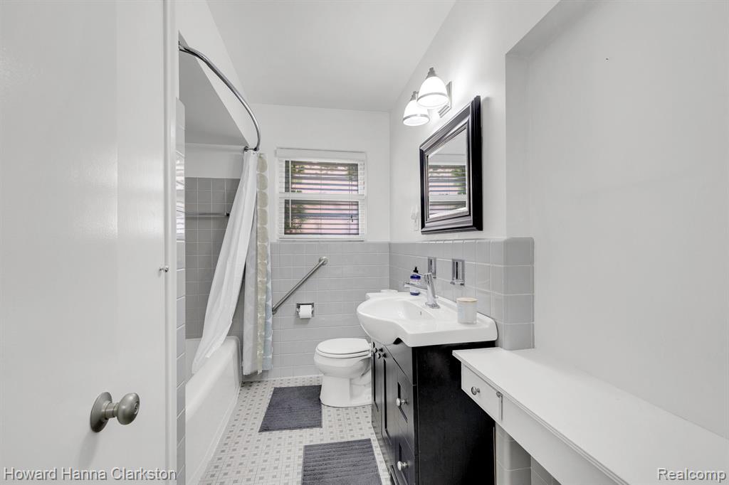 813 Harcourt Road Grosse Pointe Park, MI 48230 - Photo 21 of 40