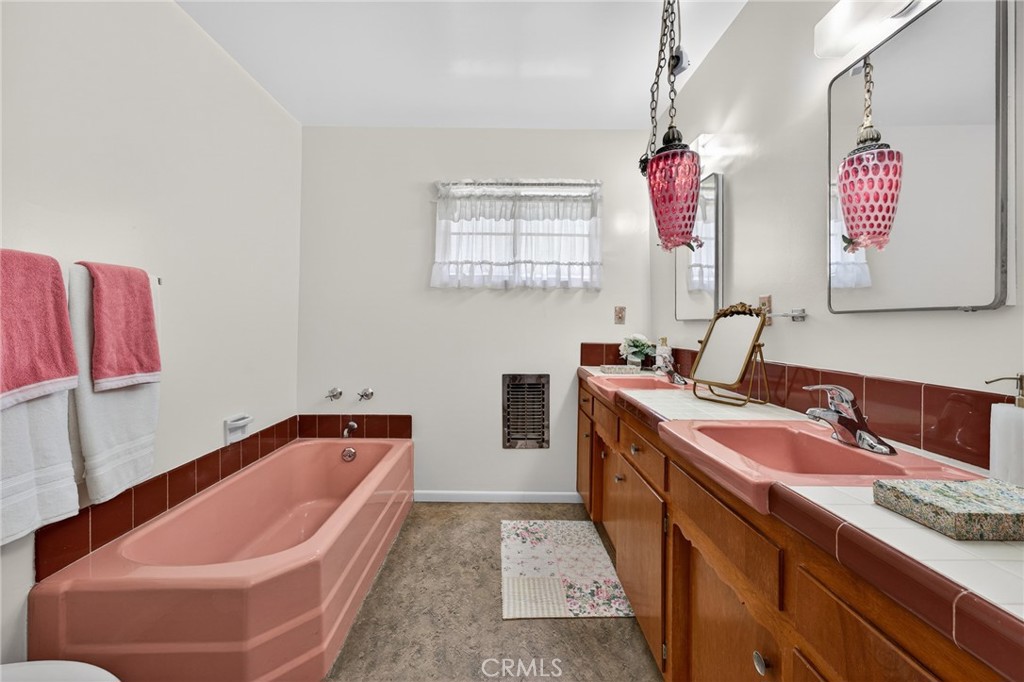 977 North Riverside Avenue Rialto, CA 92376 - Photo 20 of 39 Retro bathroom #2