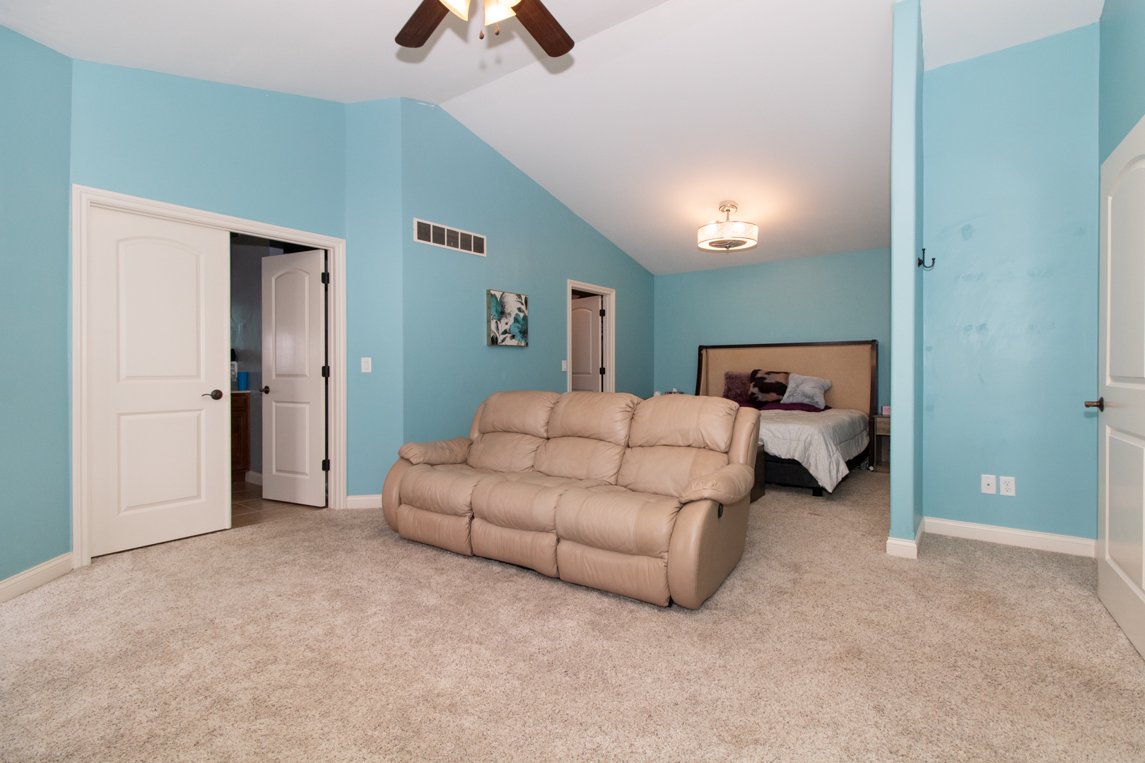 4002 Rockledge Road Bloomington, IL 61705 - Photo 32 of 60 a living room with furniture