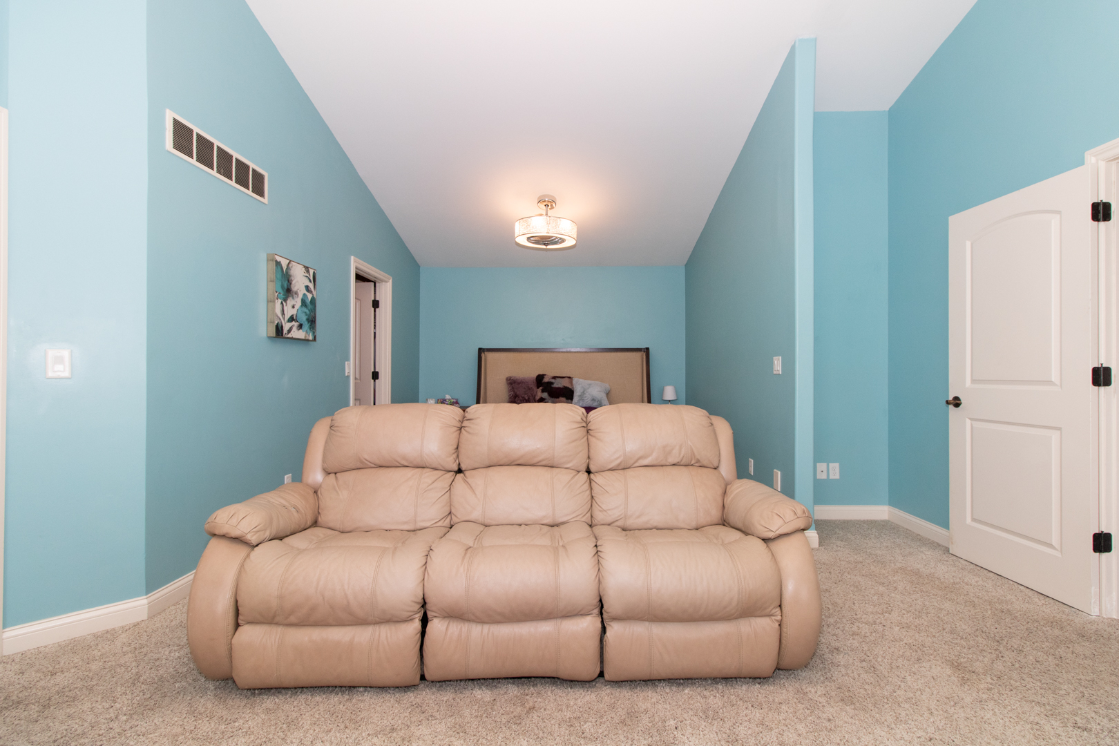 4002 Rockledge Road Bloomington, IL 61705 - Photo 33 of 60 a bedroom with a bed and a couch