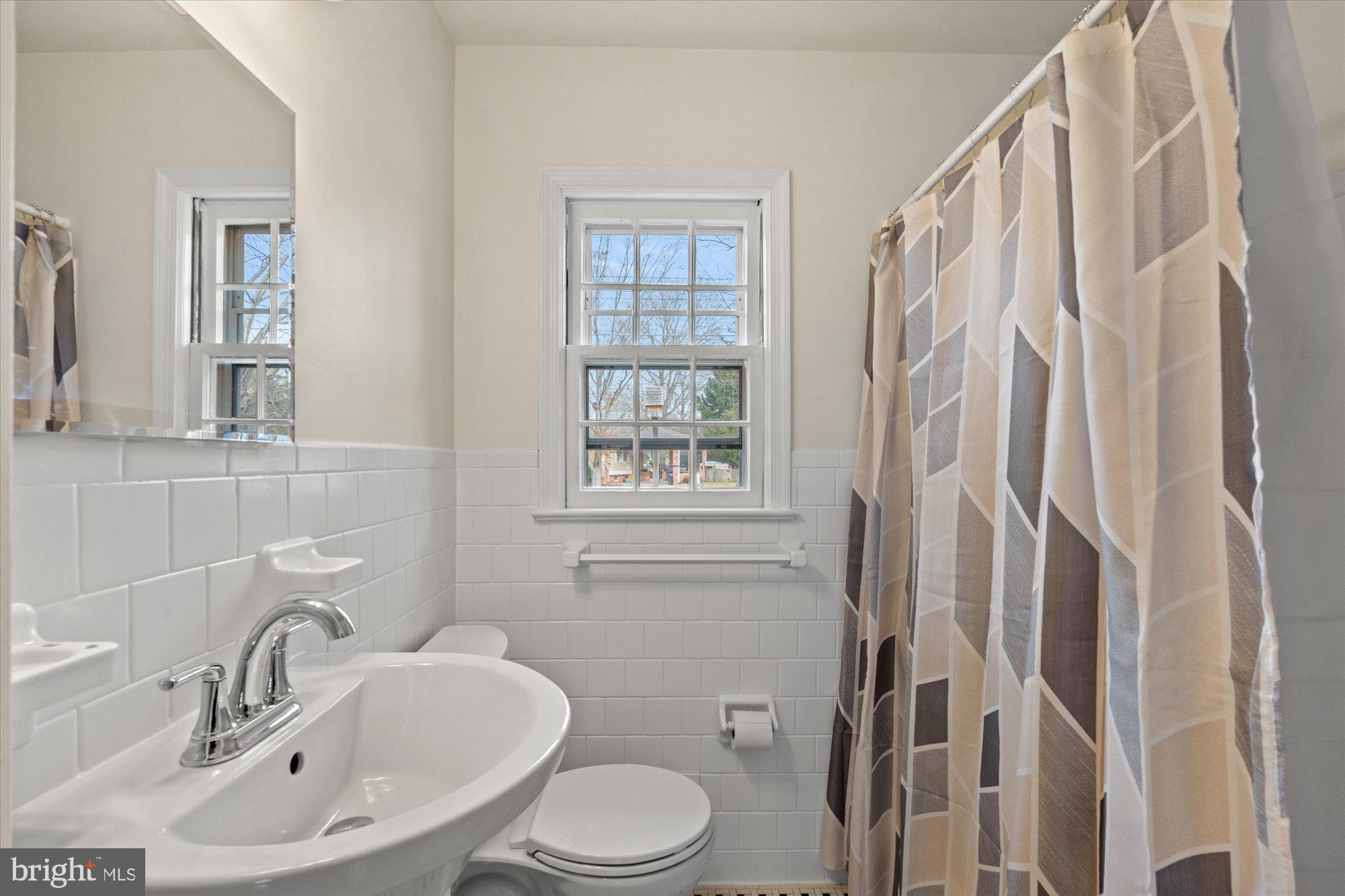 7912 Bainbridge Road Alexandria, VA 22308 - Photo 28 of 32 Bathroom