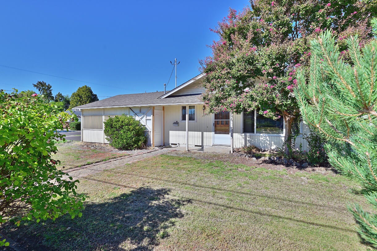 1801 Roberts Road Medford, OR 97504 - Photo 4 of 15 DSC_1464