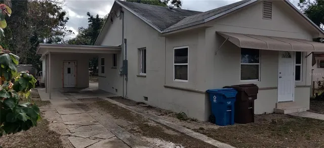 a view of a house with backyard and garden