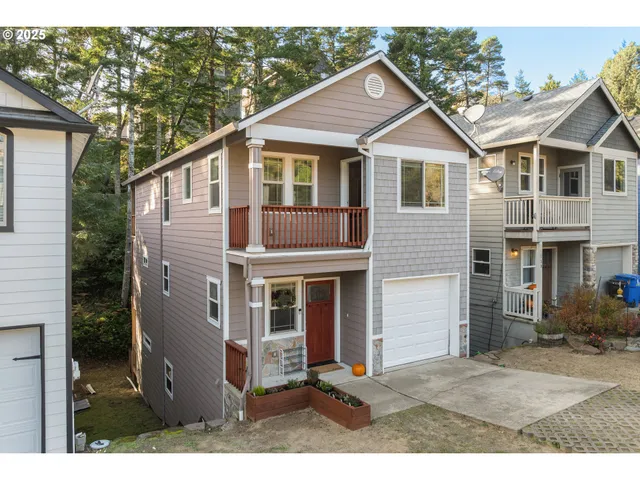 a view of a yard in front of a house