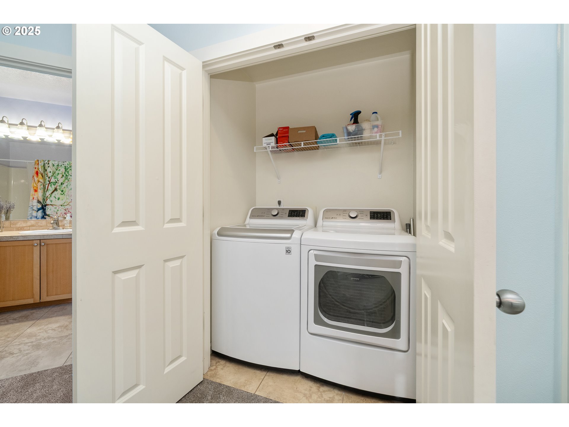 140 Breezee Way Tillamook, OR 97141 - Photo 18 of 46 a utility room with dryer and washer