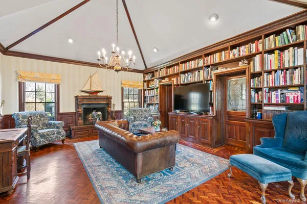 $2,100,000 | 3 Wincoma Drive, Huntington Bay, NY 11743