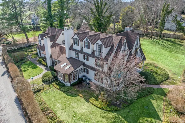 $2,100,000 | 3 Wincoma Drive, Huntington Bay, NY 11743