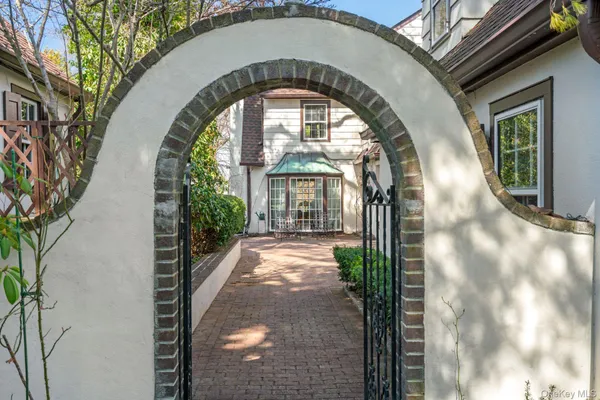 $2,100,000 | 3 Wincoma Drive, Huntington Bay, NY 11743