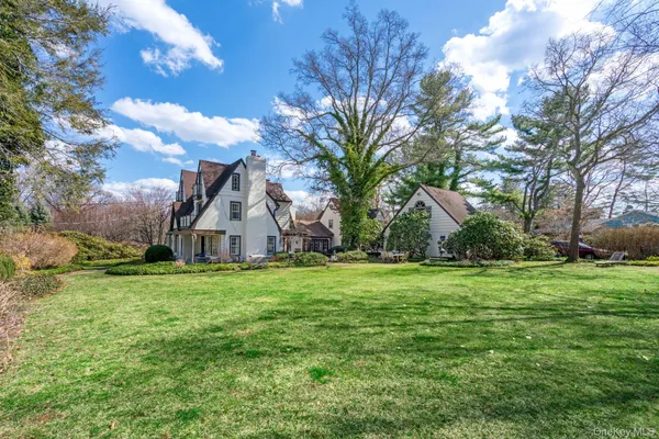 $2,100,000 | 3 Wincoma Drive, Huntington Bay, NY 11743