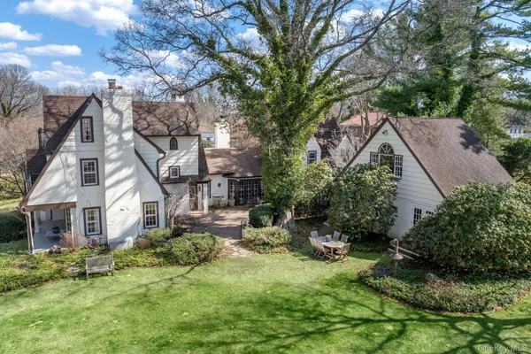 $2,100,000 | 3 Wincoma Drive, Huntington Bay, NY 11743