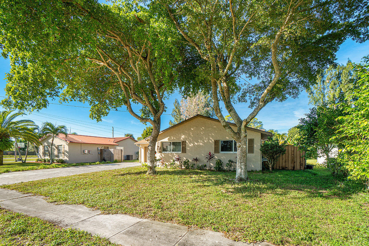 3479 Wry Road Lake Worth, FL 33467 - Photo 3 of 22 003-3479WryRd-LakeWorth-FL-small