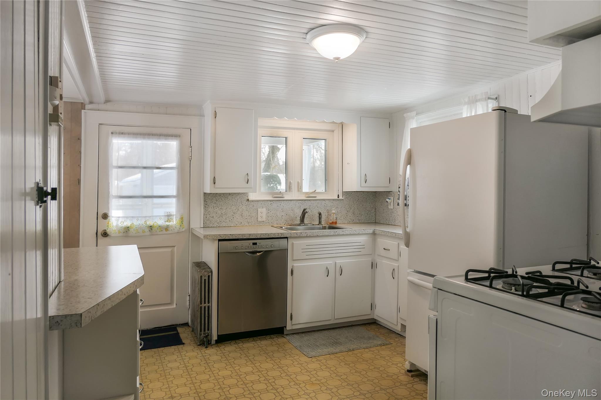 360 South Country Road Brookhaven, NY 11719 - Photo 16 of 41