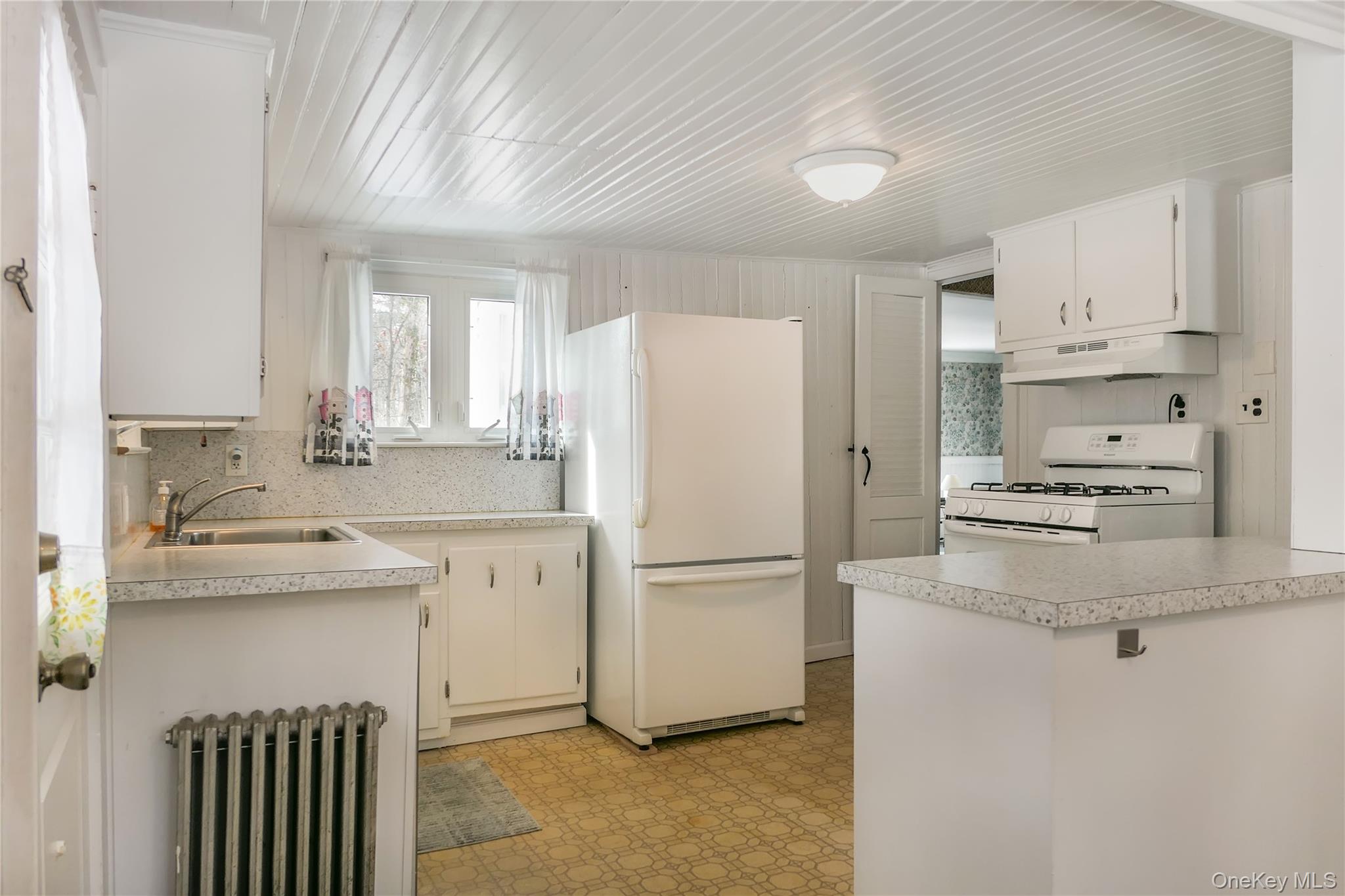 360 South Country Road Brookhaven, NY 11719 - Photo 17 of 41