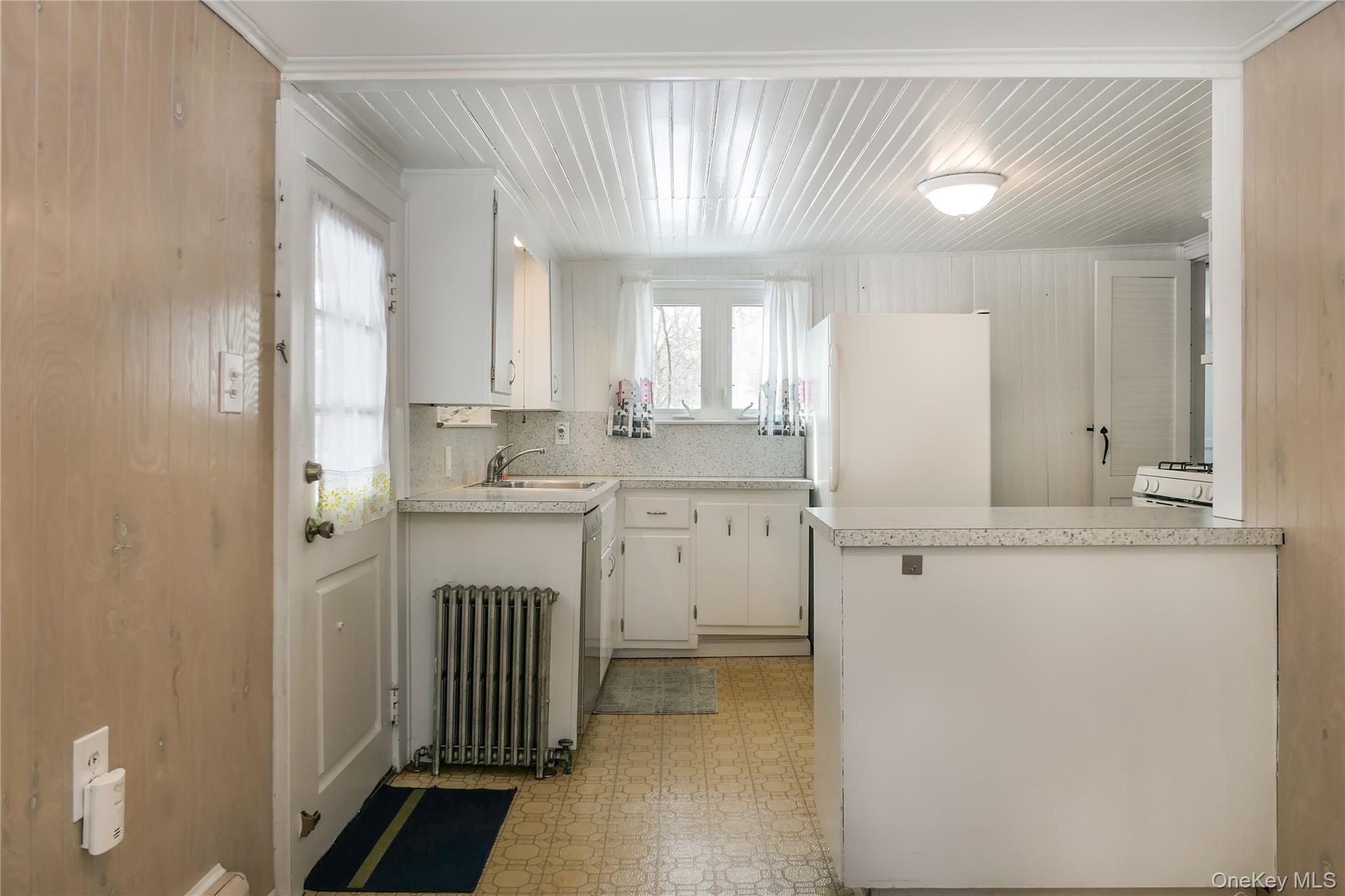 360 South Country Road Brookhaven, NY 11719 - Photo 18 of 41