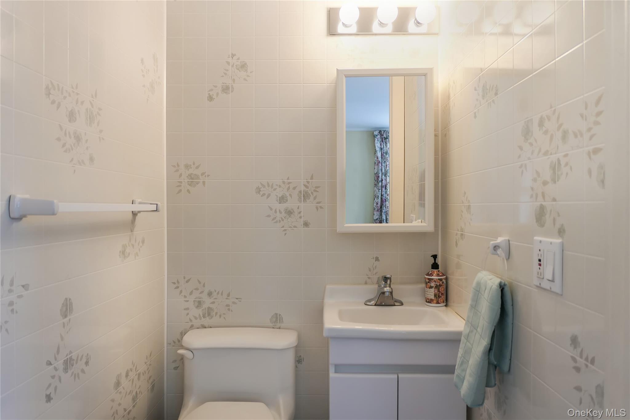 360 South Country Road Brookhaven, NY 11719 - Photo 9 of 41