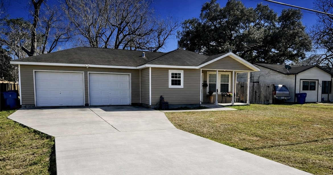 708 East 6th Street Sweeny, TX 77480 - Photo 2 of 12