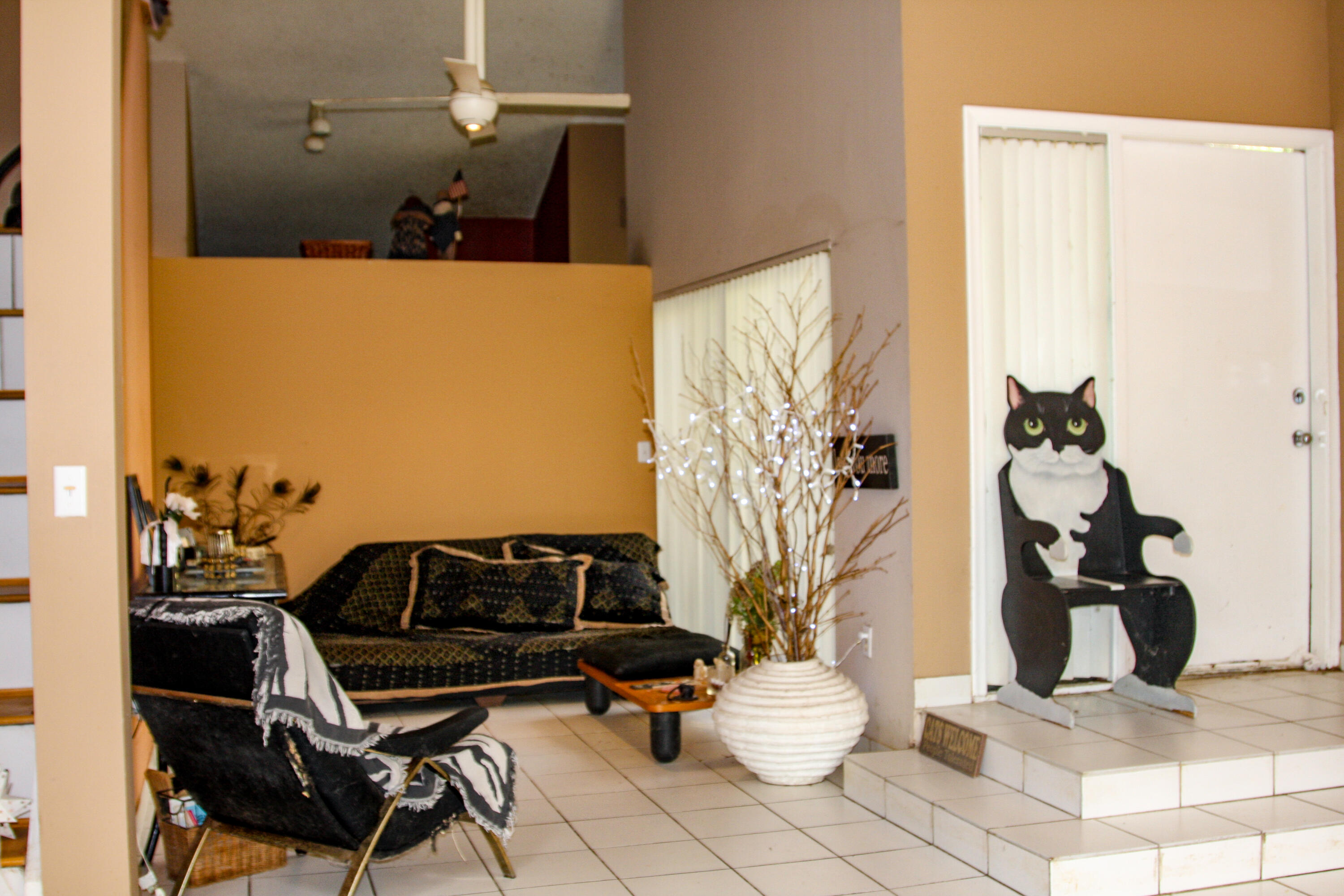9630 Southwest 74th Street Miami, FL 33173 - Photo 4 of 20 HINKLE NEW PIC LIVING ROOM AND FOYER