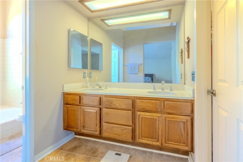 2667 Victoria Park Drive Riverside, CA 92506 - Photo 14 of 20 Primary Bathroom