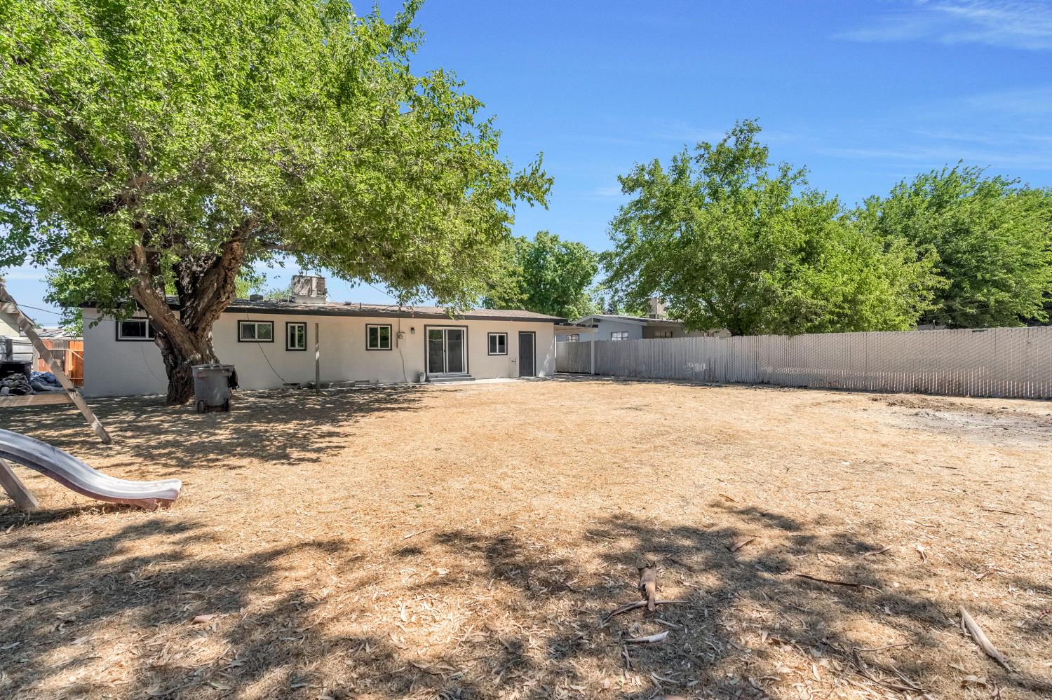 27208 Saunders Road Madera, CA 93637 - Photo 25 of 27 a backyard of a house