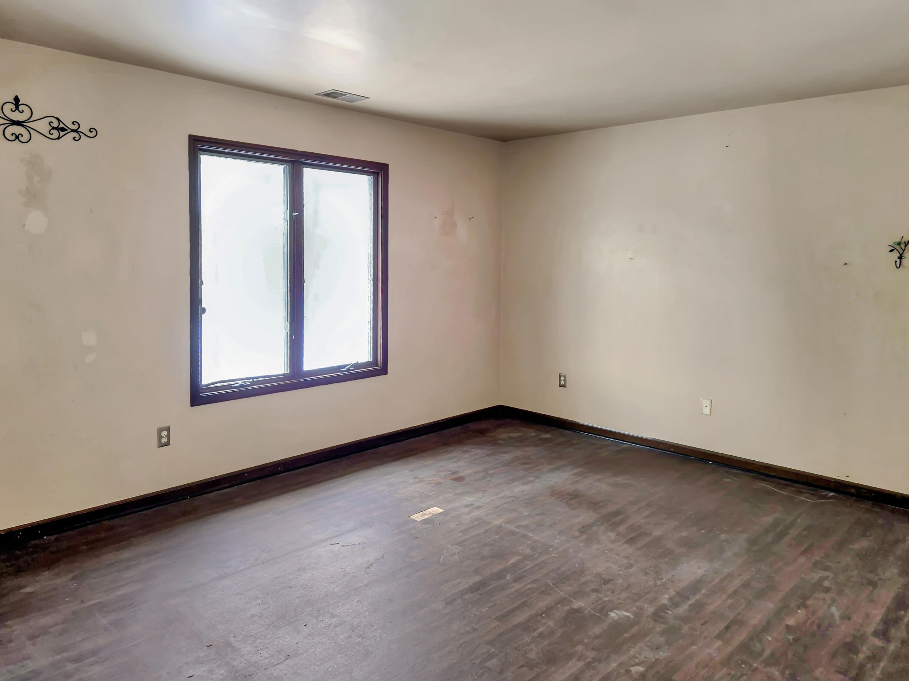 1538 Lake Street Hobart, IN 46342 - Photo 11 of 13 an empty room with a window