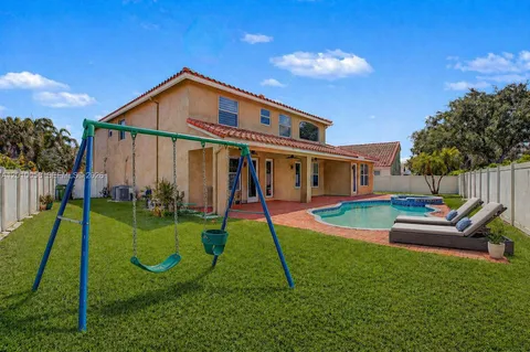a view of a house with a backyard