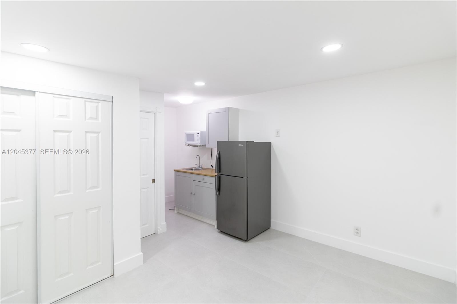 5803 Buchanan Street Hollywood, FL 33021 - Photo 8 of 9