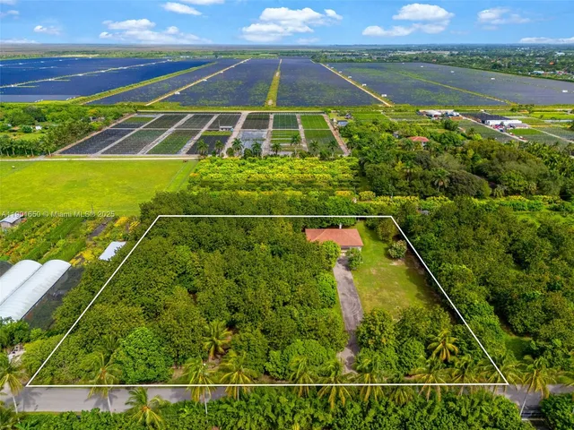 a view of an outdoor space