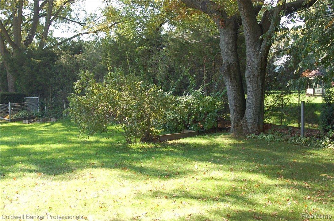 826 Wilwood Road Rochester, MI 48309 - Photo 10 of 25 Large Private Backyard