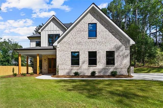 a view of a house with a yard