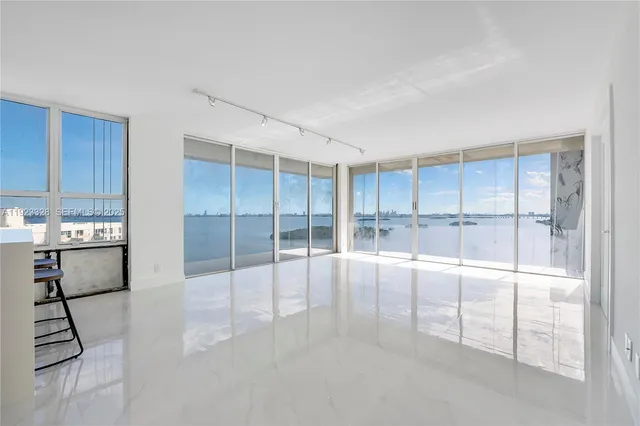a view of an empty room with kitchen