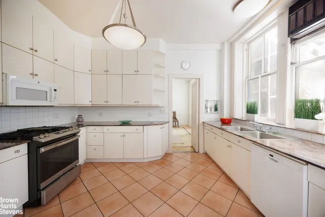 $3,500,000 | 32 East 64th Street, Unit 2E | Lenox Hill