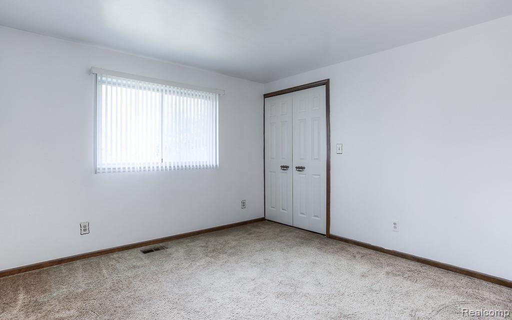 111 Longford Drive Rochester, MI 48309 - Photo 27 of 34 111 longford (24).jpg
