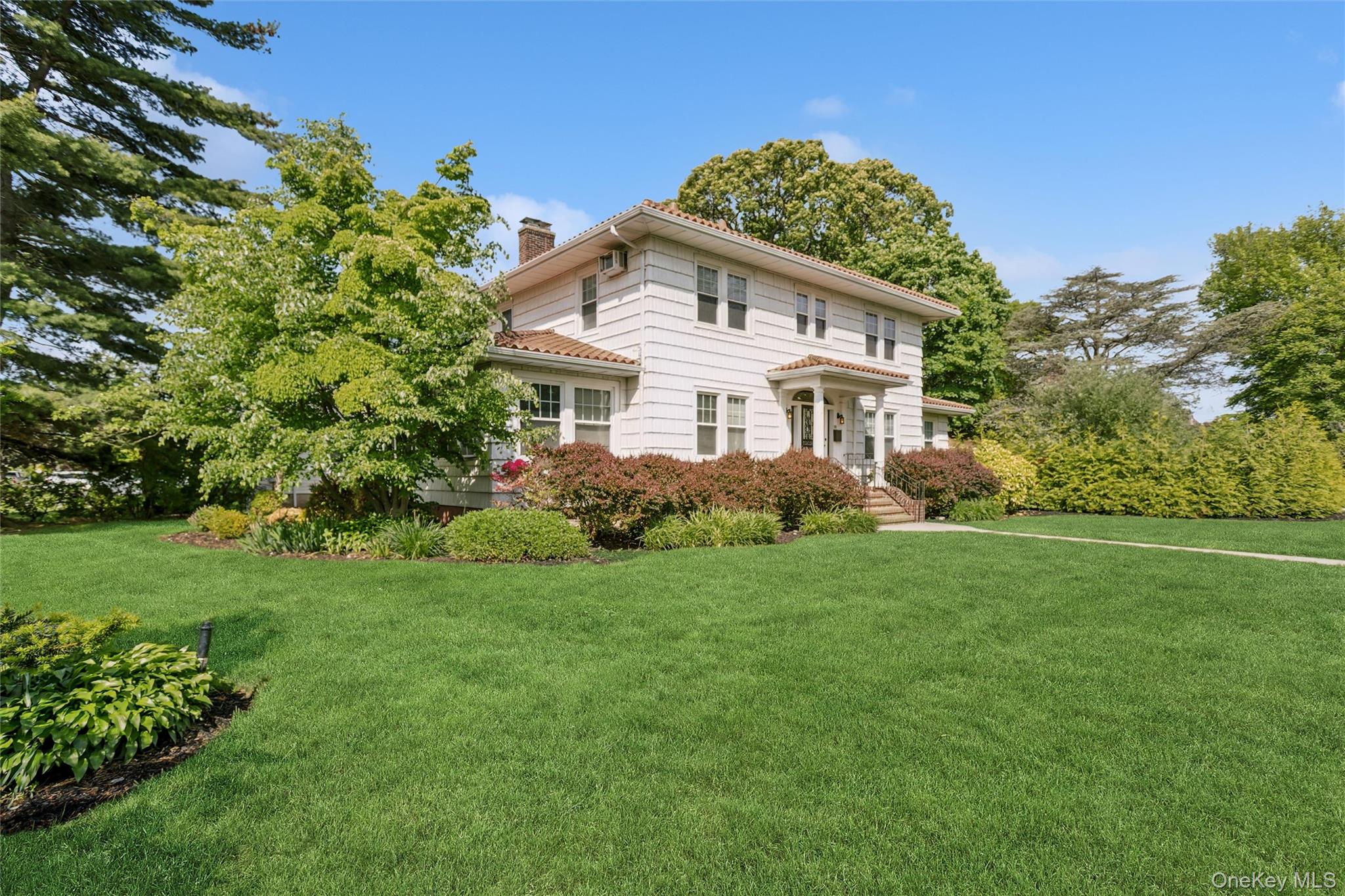 50 Roxbury Road Rockville Centre, NY 11570 - Photo 2 of 45