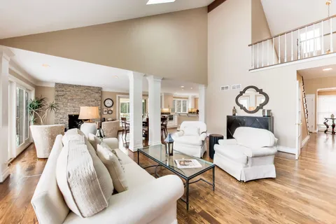 $949,000 | 12 Warrington Drive, Lake Bluff, IL 60044