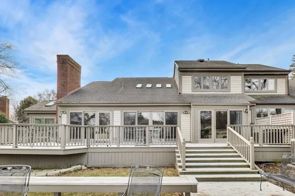 $949,000 | 12 Warrington Drive, Lake Bluff, IL 60044
