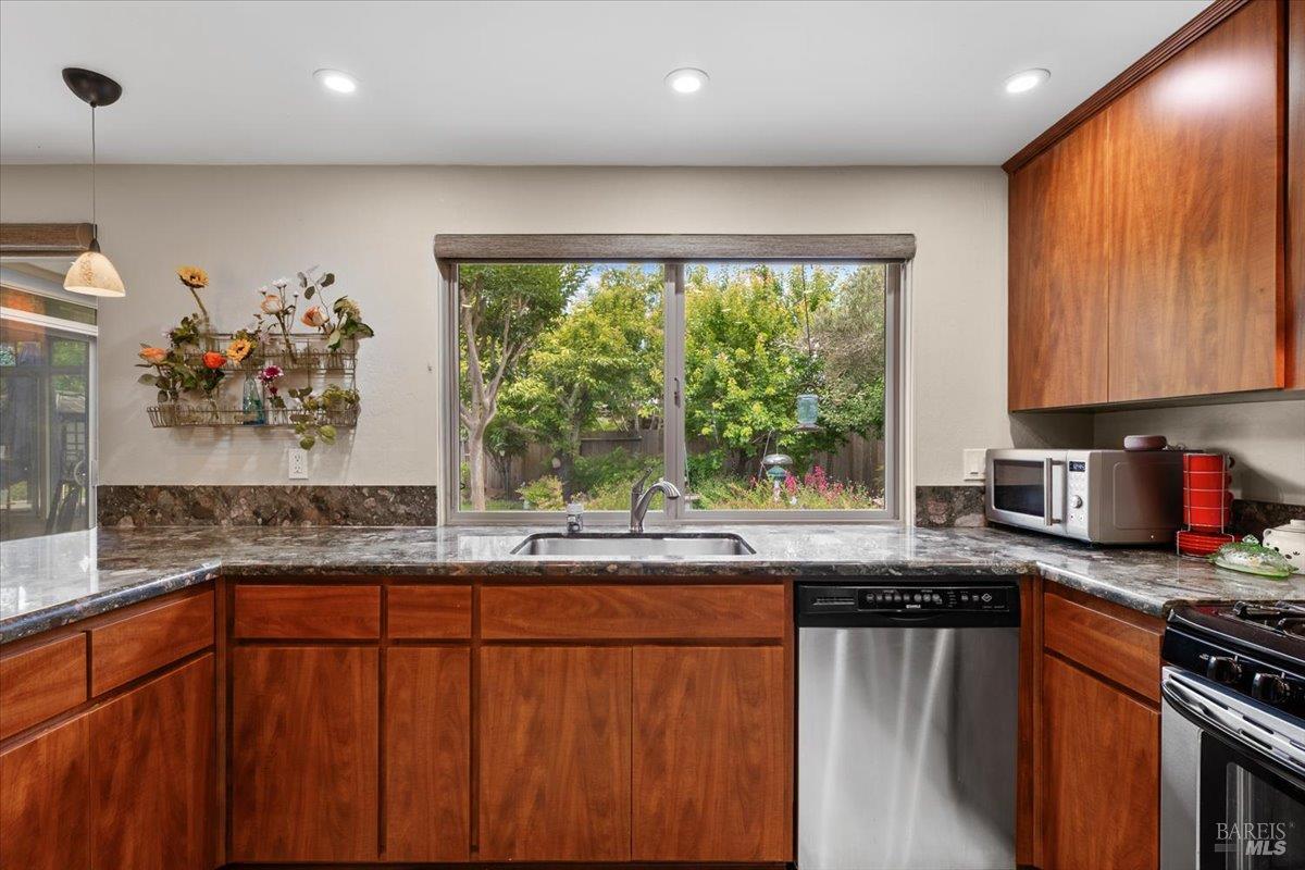 6505 Stonecroft Terrace Santa Rosa, CA 95409 - Photo 14 of 59