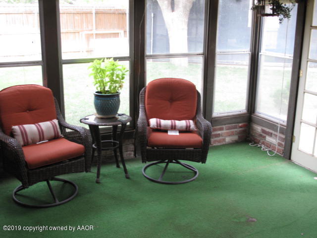3305 Bedford Road Amarillo, TX 79106 - Photo 12 of 21 a room with furniture and a window