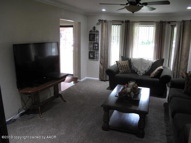3305 Bedford Road Amarillo, TX 79106 - Photo 6 of 21 a living room with furniture and a flat screen tv