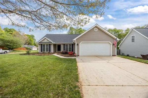 $379,900 | 5306 Willow Ridge Drive, Summerfield, NC 27358