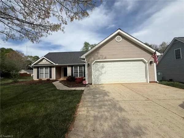 $379,900 | 5306 Willow Ridge Drive, Summerfield, NC 27358