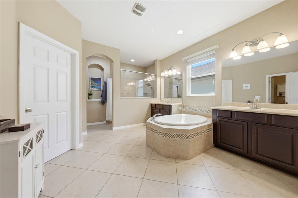 979 Counts Crest Circle Apopka, FL 32712 - Photo 27 of 48 a spacious bathroom with a bathtub sink mirror and shower