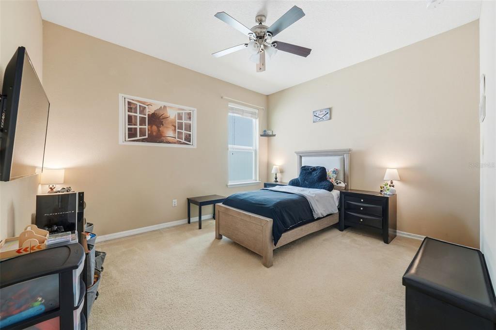 979 Counts Crest Circle Apopka, FL 32712 - Photo 30 of 48 a bedroom with a bed and a lamp