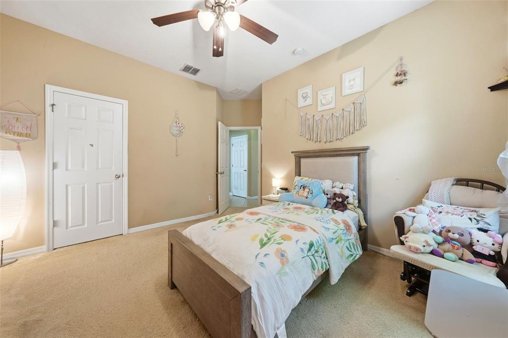 979 Counts Crest Circle Apopka, FL 32712 - Photo 31 of 48 a bedroom with a bed and a chandelier